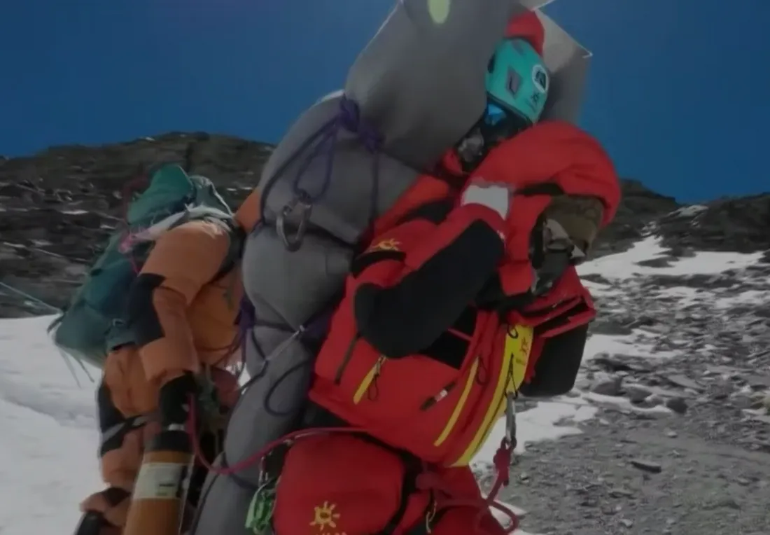Un guide népalais sauve un alpiniste dans "la zone de mort" de l'Everest