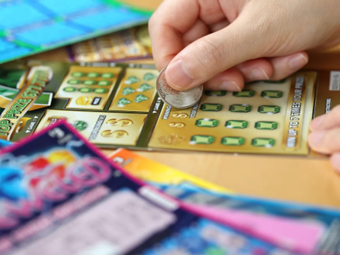 Un vieux jeu à gratter oublié dans un placard leur fait remporter le gros lot