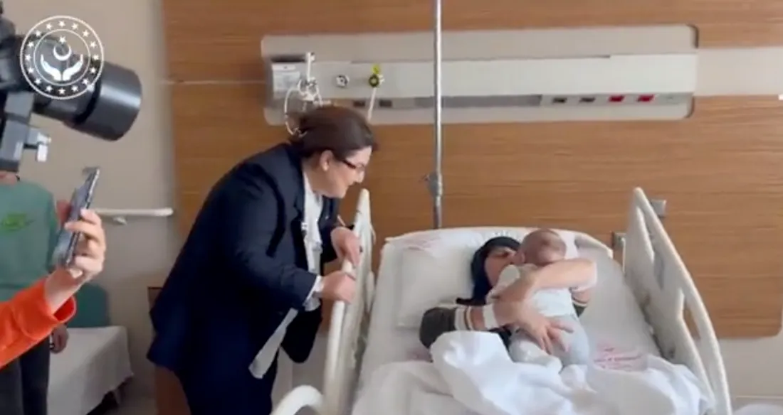 Turquie : une mère retrouve son bébé deux mois après le terrible séisme (vidéo)