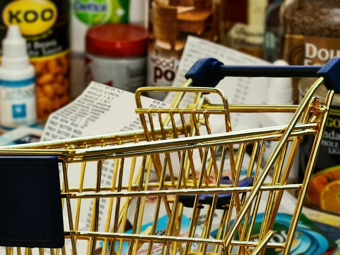 Un caddie dans un supermarché - Photo d'illustration 