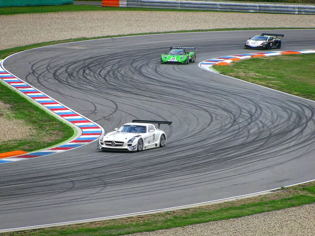 Circuit automobile - image d'illustration