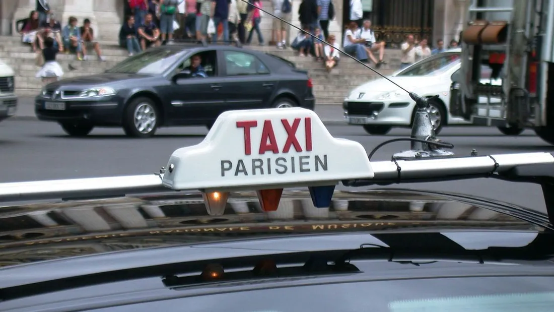 La circulation perturbée par des opérations escargots menées par les taxis
