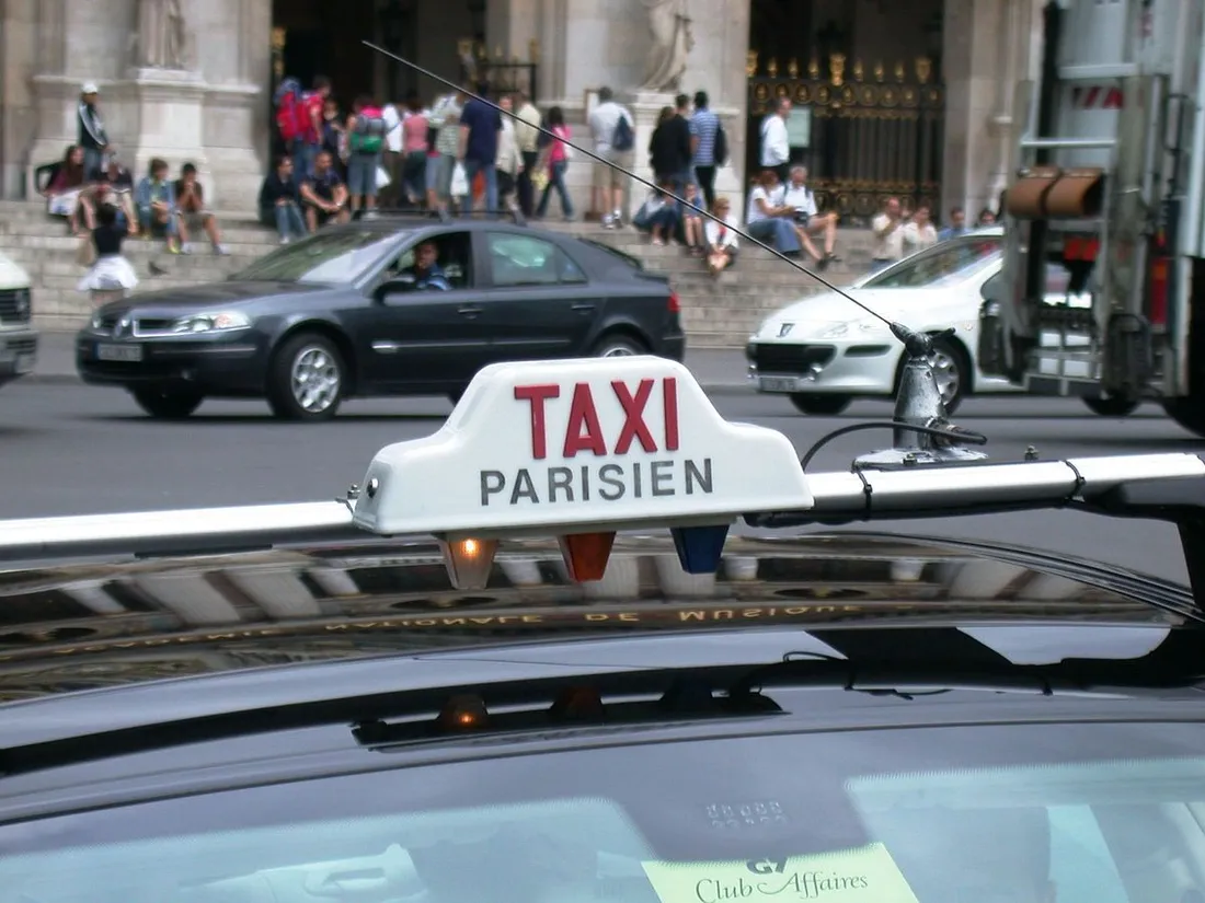 La circulation perturbée par des opérations escargots menées par les taxis