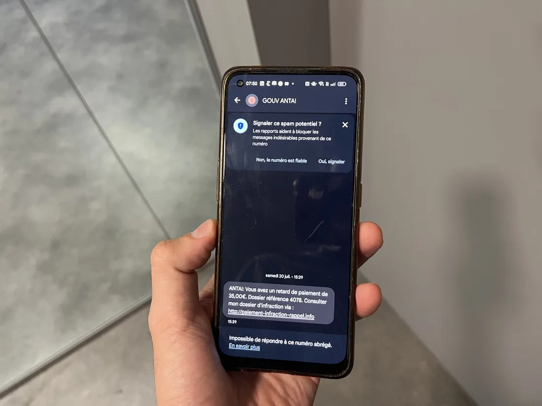 Les arnaques par SMS vous demandent de cliquer sur un lien