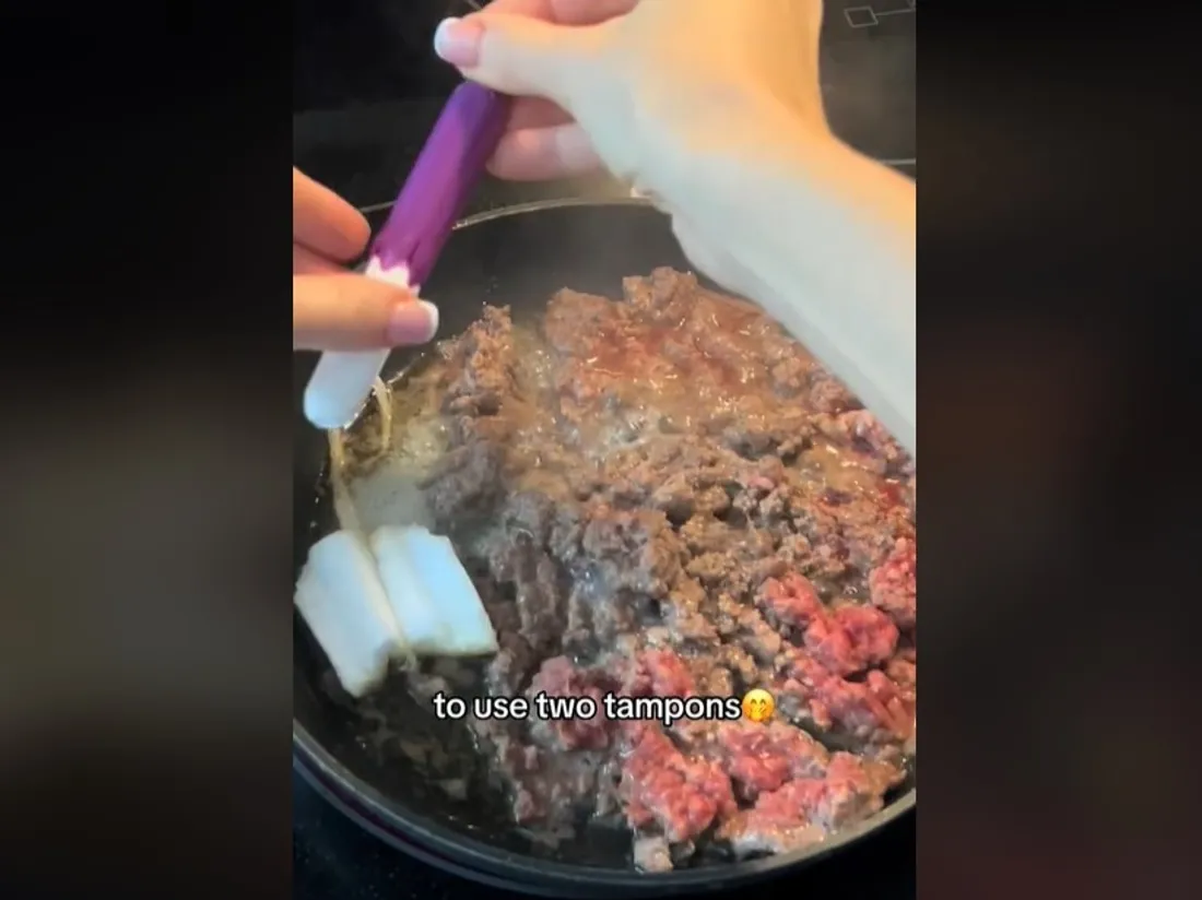 Elle fait le buzz en utilisant des tampons pour absorber la graisse de sa viande hachée (vidéo)