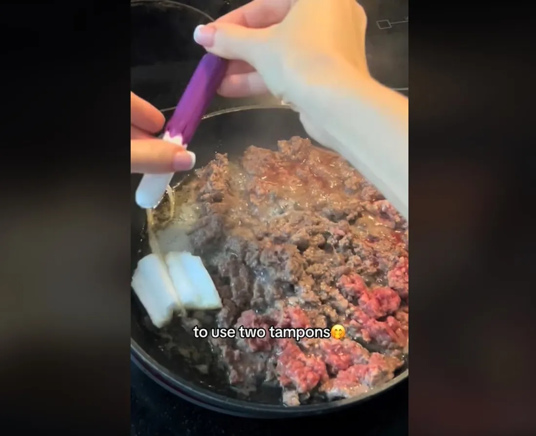 Elle fait le buzz en utilisant des tampons pour absorber la graisse de sa viande hachée (vidéo)