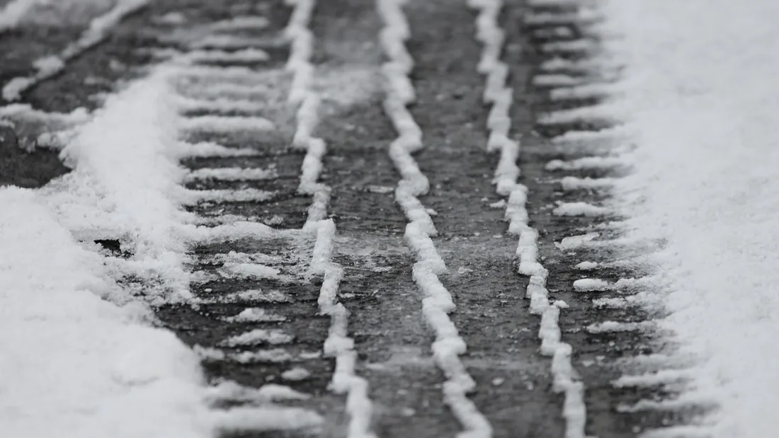 Traces de pneu sur la neige - Photo d'illustration