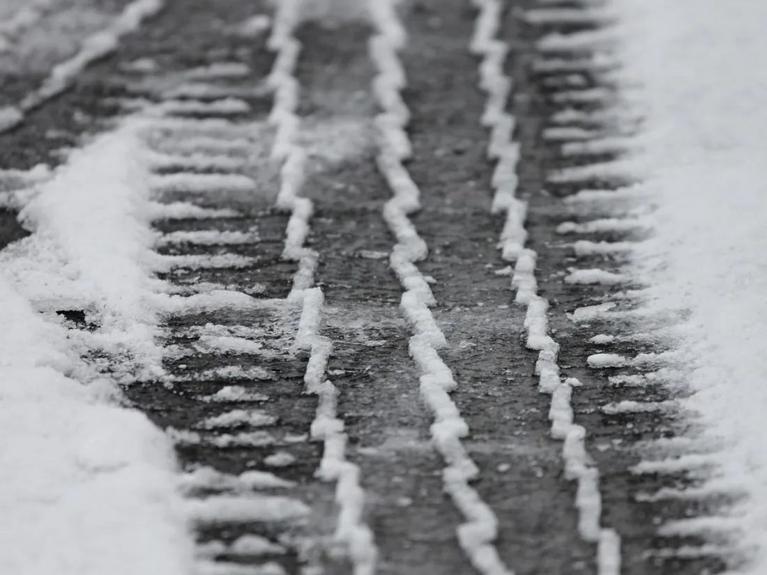 Traces de pneu sur la neige - Photo d'illustration