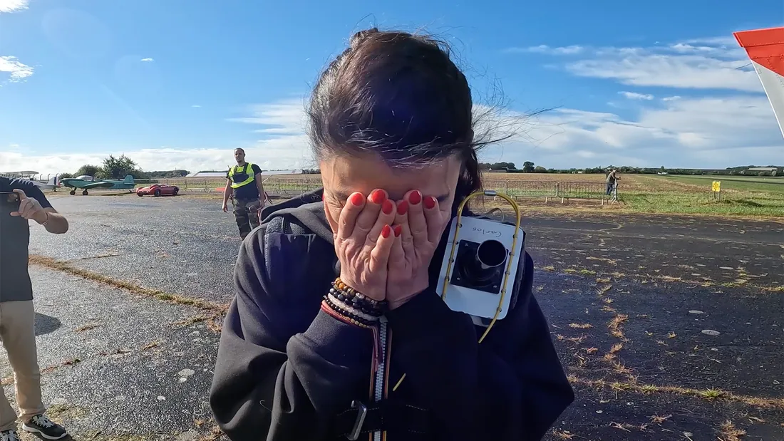 La directrice générale de Vibration saute en parachute.