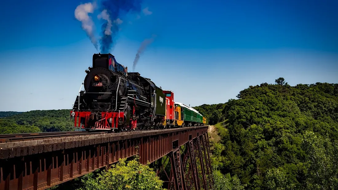 Un train et une locomotive à vapeur.