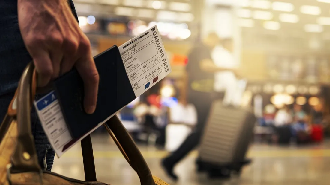 Un voyageur dans un aéroport - Photo d'illustration