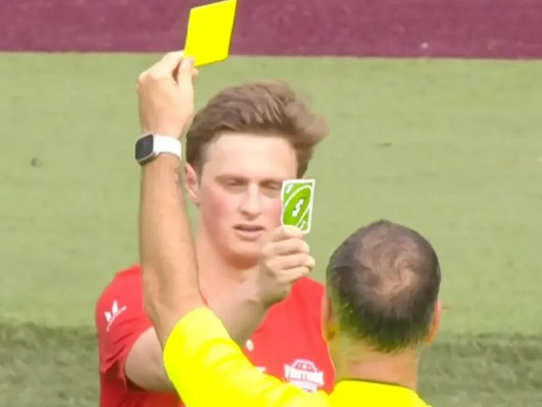 L'arbitre lui délivre un carton jaune, le joueur répond avec... une carte Uno (vidéo)