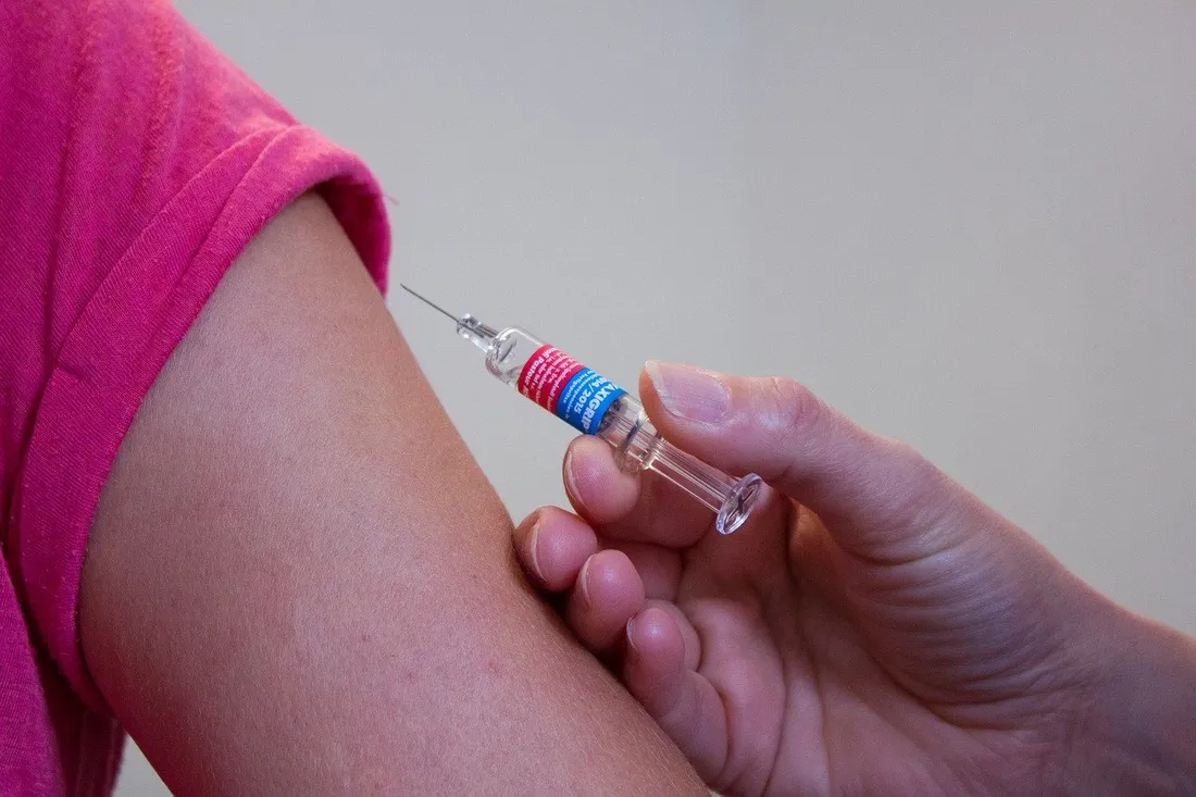 Nevers : des anti-vax à la rencontre des adolescents venus se faire vacciner 