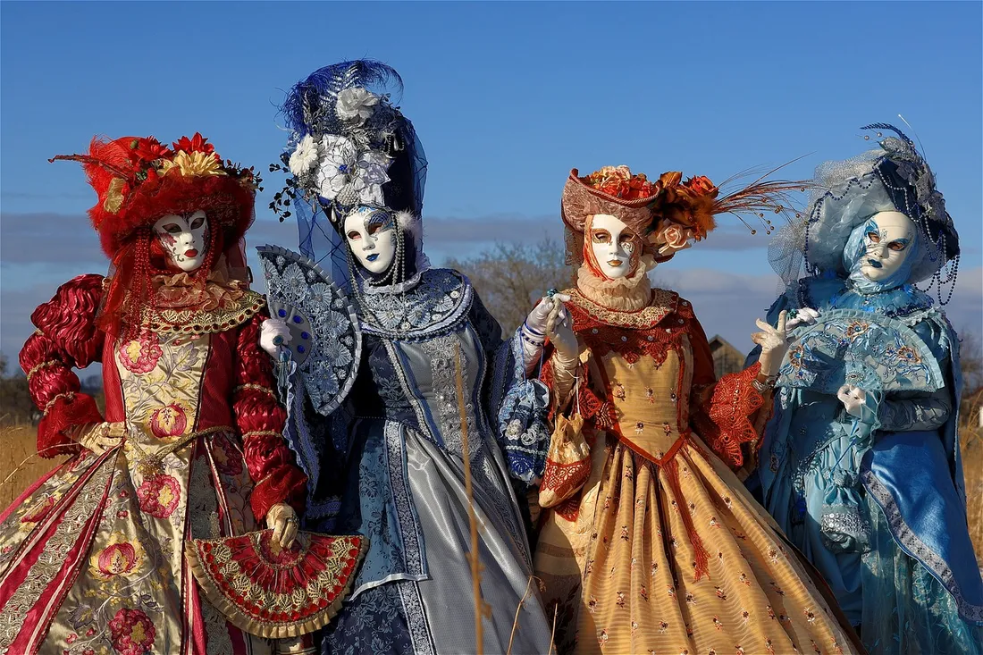 Les célèbres costumes et masques vénitiens.