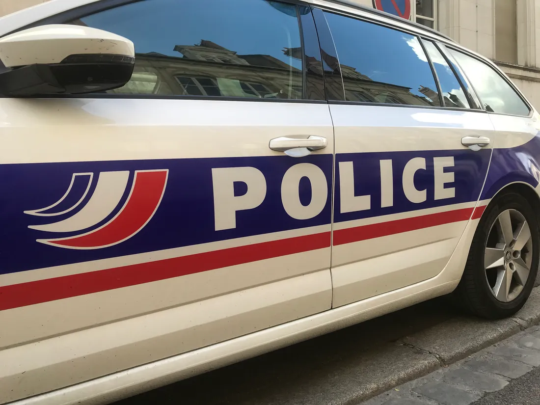 Un véhicule de police