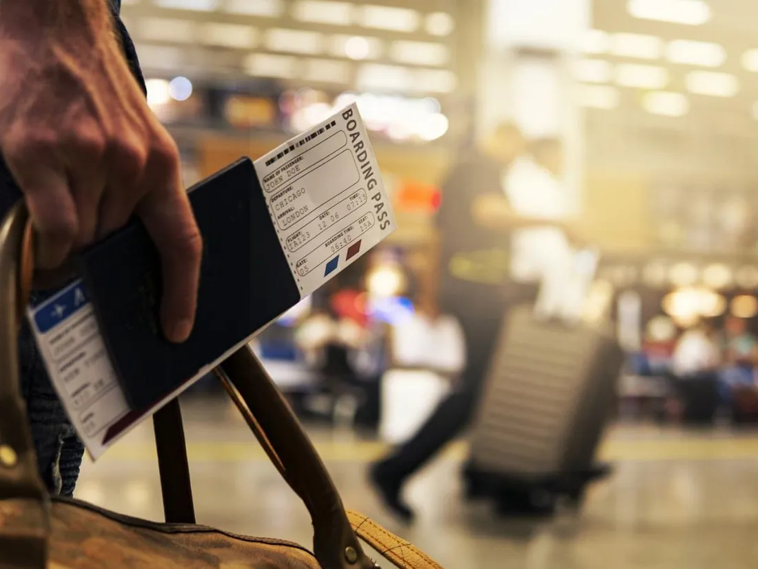 Il s’envole pour leur voyage de noces, et laisse sa femme à l’aéroport à cause d’un surbooking