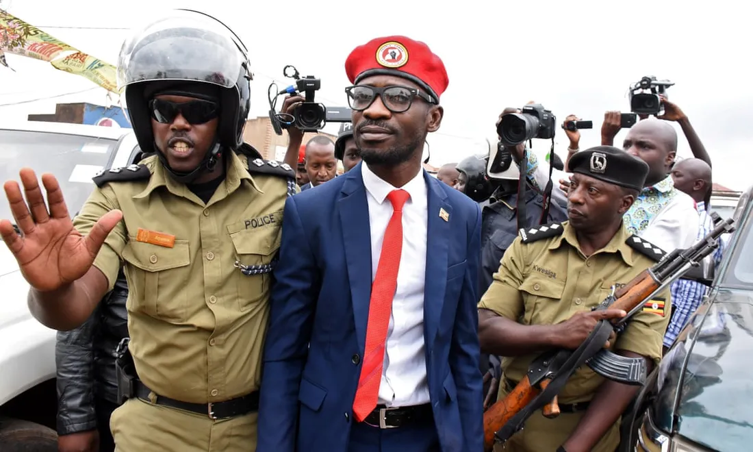 Au centre, le leader de l'opposition ougandaise Bobi Wine