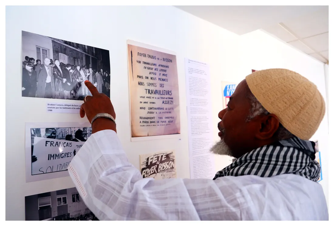 Brahim Camara, l'un des plus anciens résidents, montre une photo ou il manifeste