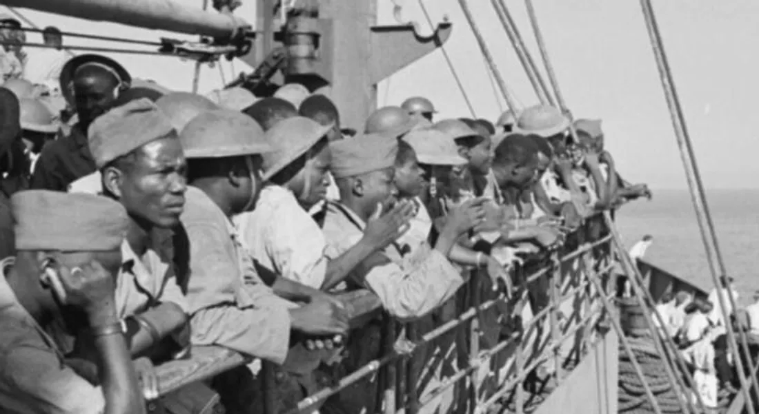 Des soldats africains sur un bateau militaire en partance pour la Provence en 1944