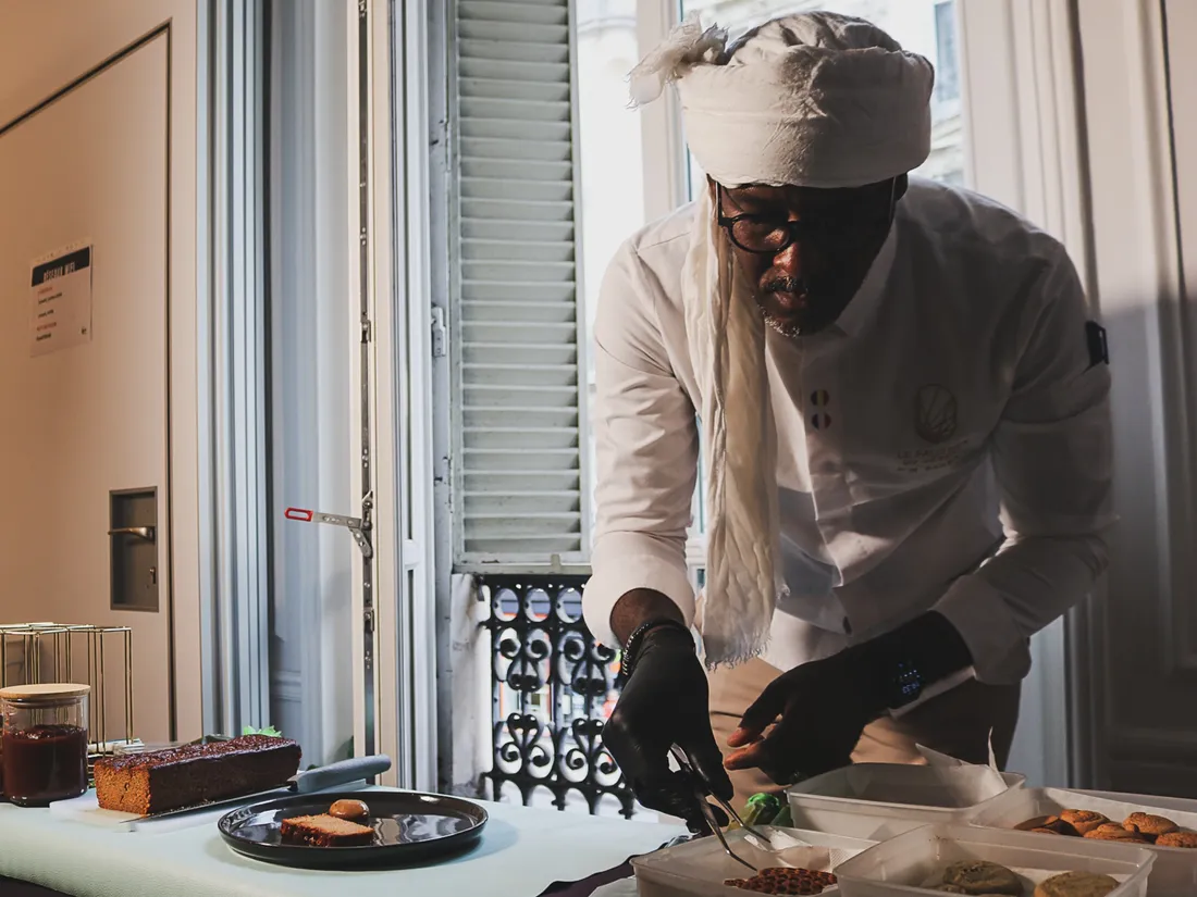 Le chef Hissein Mahamoud Barkai est pâtissier au restaurant Racines, à Étretat, en Normandie 