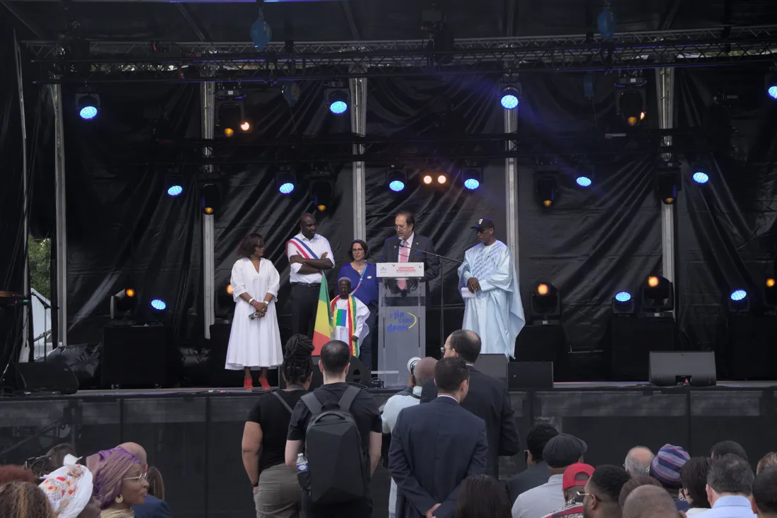 Grand P, drapeau de la Guinée en main, à l'inauguration de la Station Afrique 