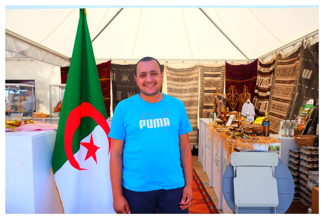 Sami Cherif devant le stand de l'Algérie