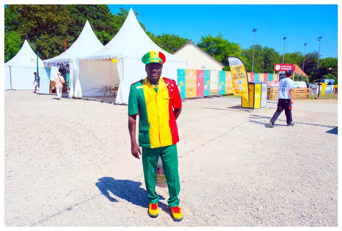 Un animateur du stand Sénégal aux couleurs de son pays