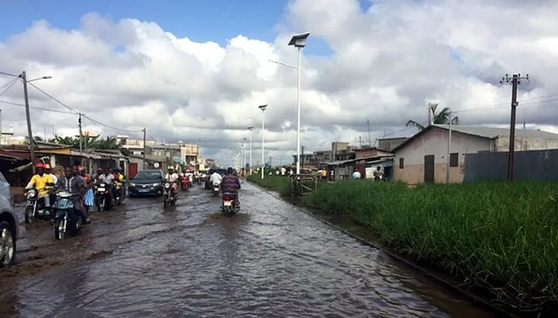 Une rue de Cotonou, au Bénin, après la pluie 