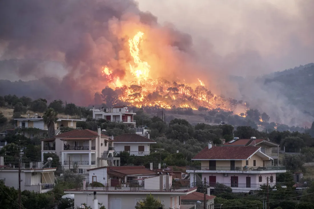 En Grèce, les incendies se rapprochent d'Athènes