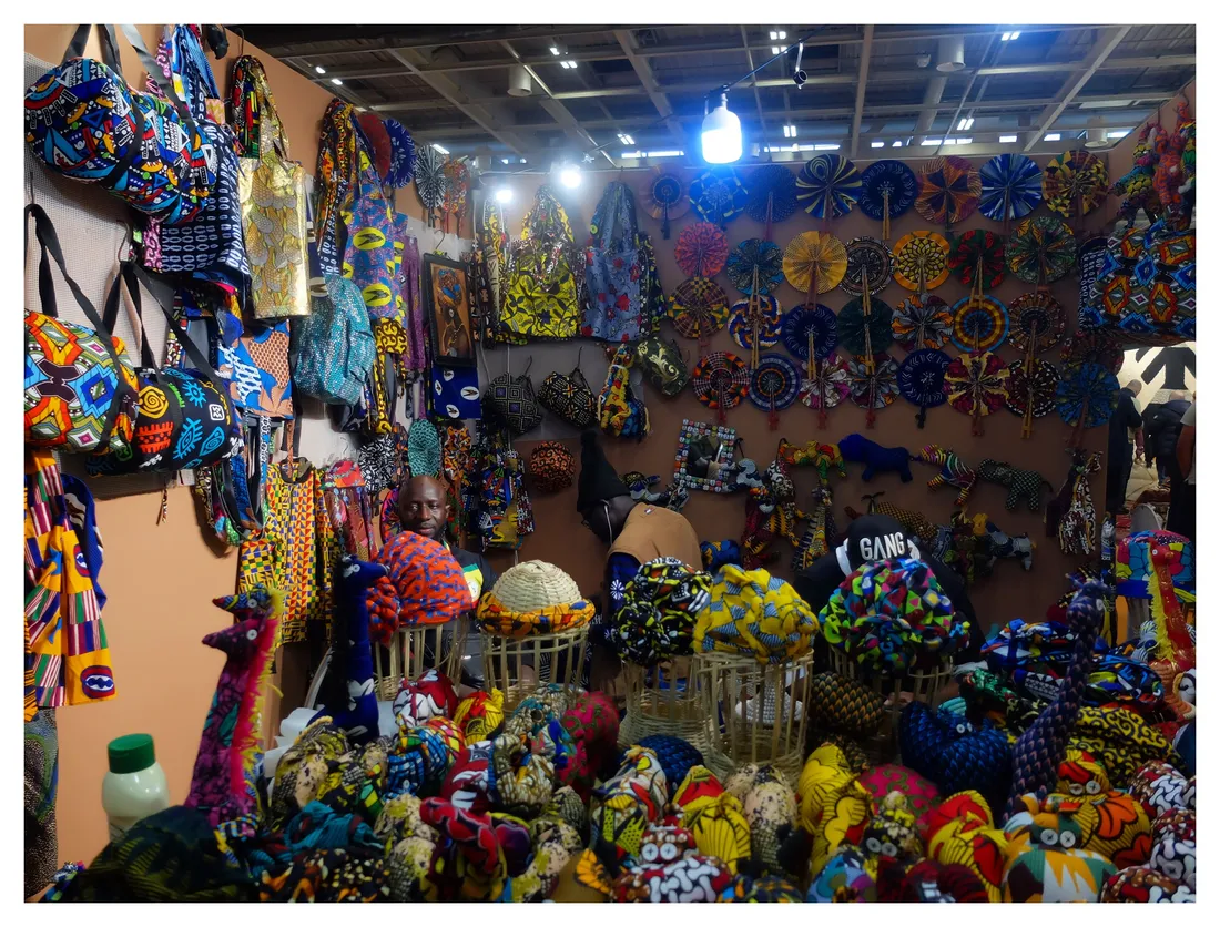 un stand d'artisan sénégalais à la Foire de Paris