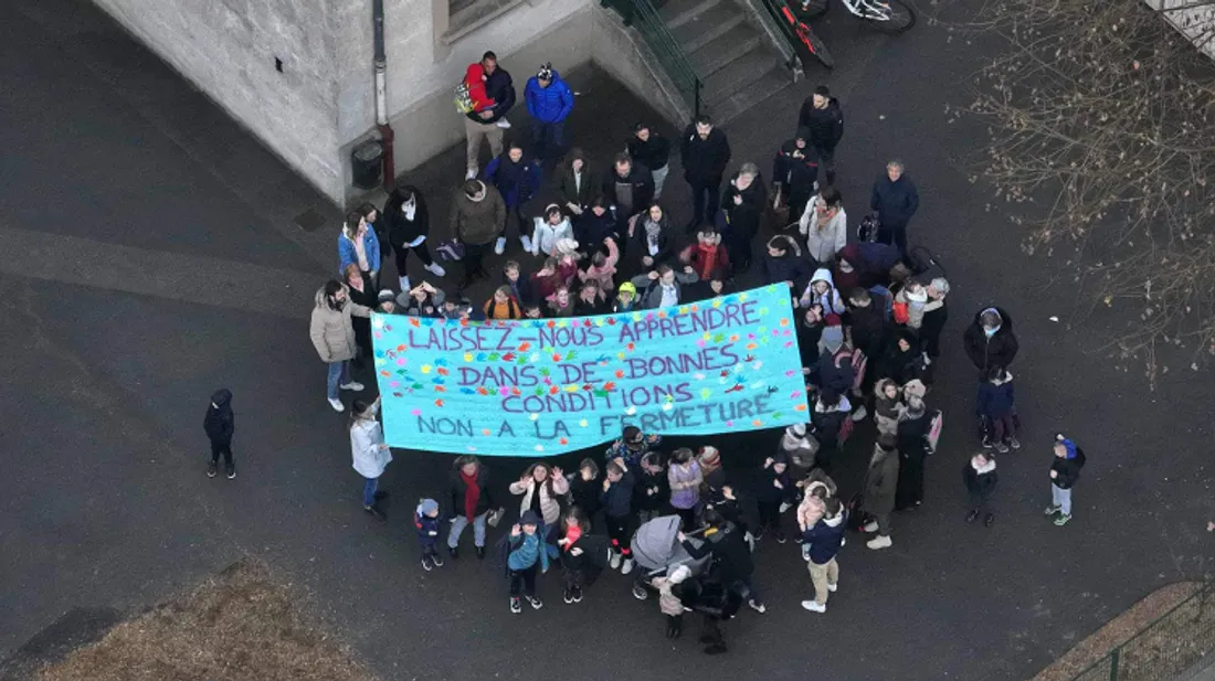 Manifestation fermeture classe Boisset-lès-montrond