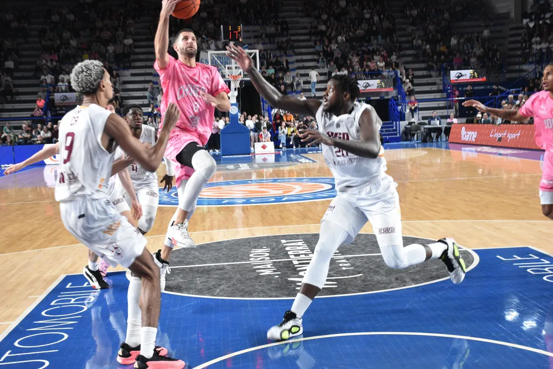 Basket : Antoine Diot attaque le cercle