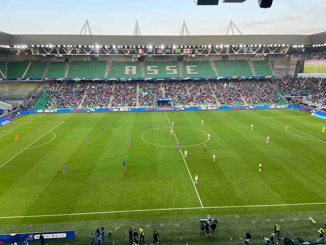 Les Bleues se sont inclinées 1-2 face aux Anglaises, dans le Chaudron.