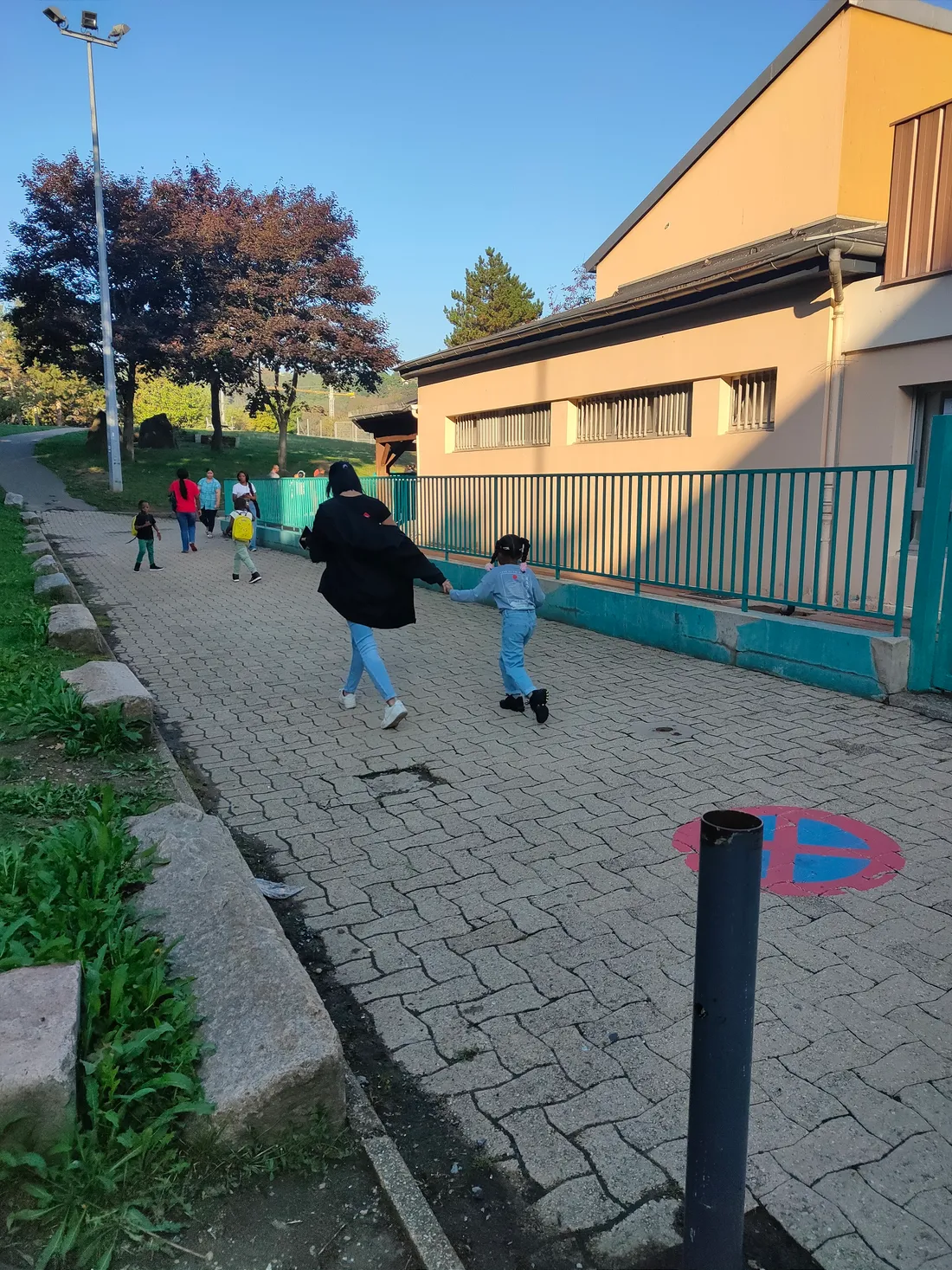 Les enfants font leur rentrée scolaire à l'école de la Tarentaize 