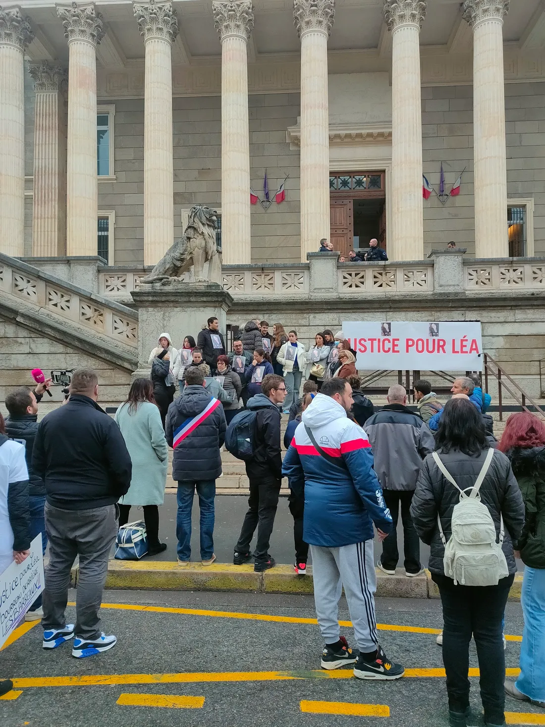 Une banderole justice pour Léa est affichée devant le palais de justice de Saint-Etienne 