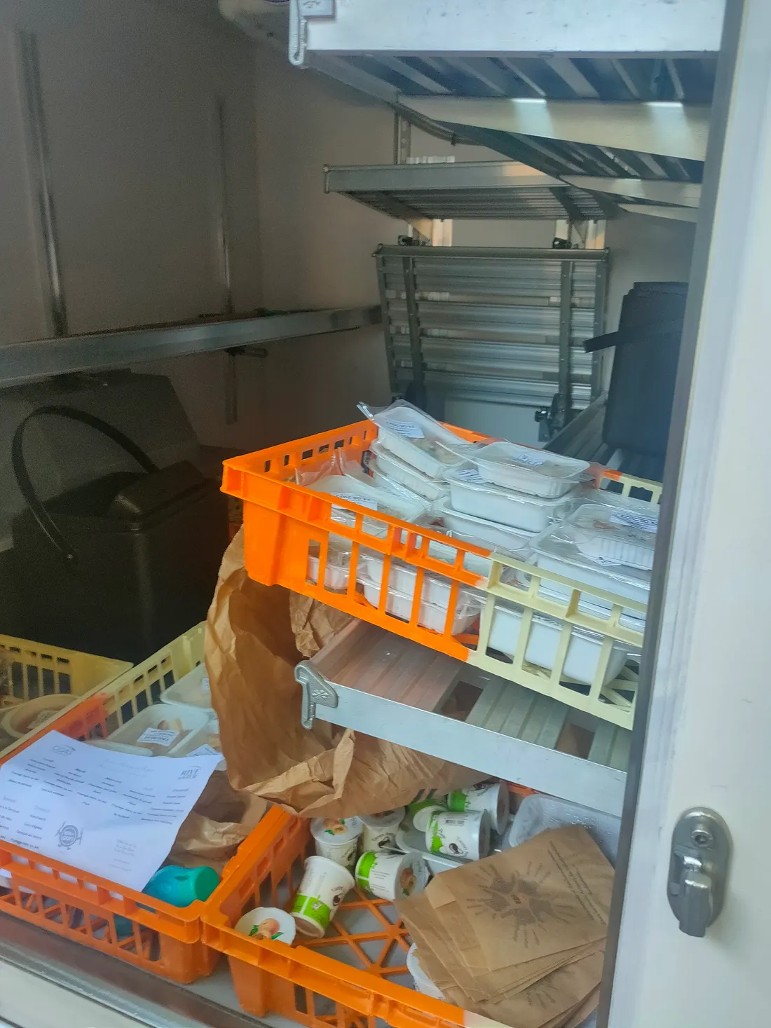 Le frigo dans la camionnette pour le portage de repas à Rive-de-Gier