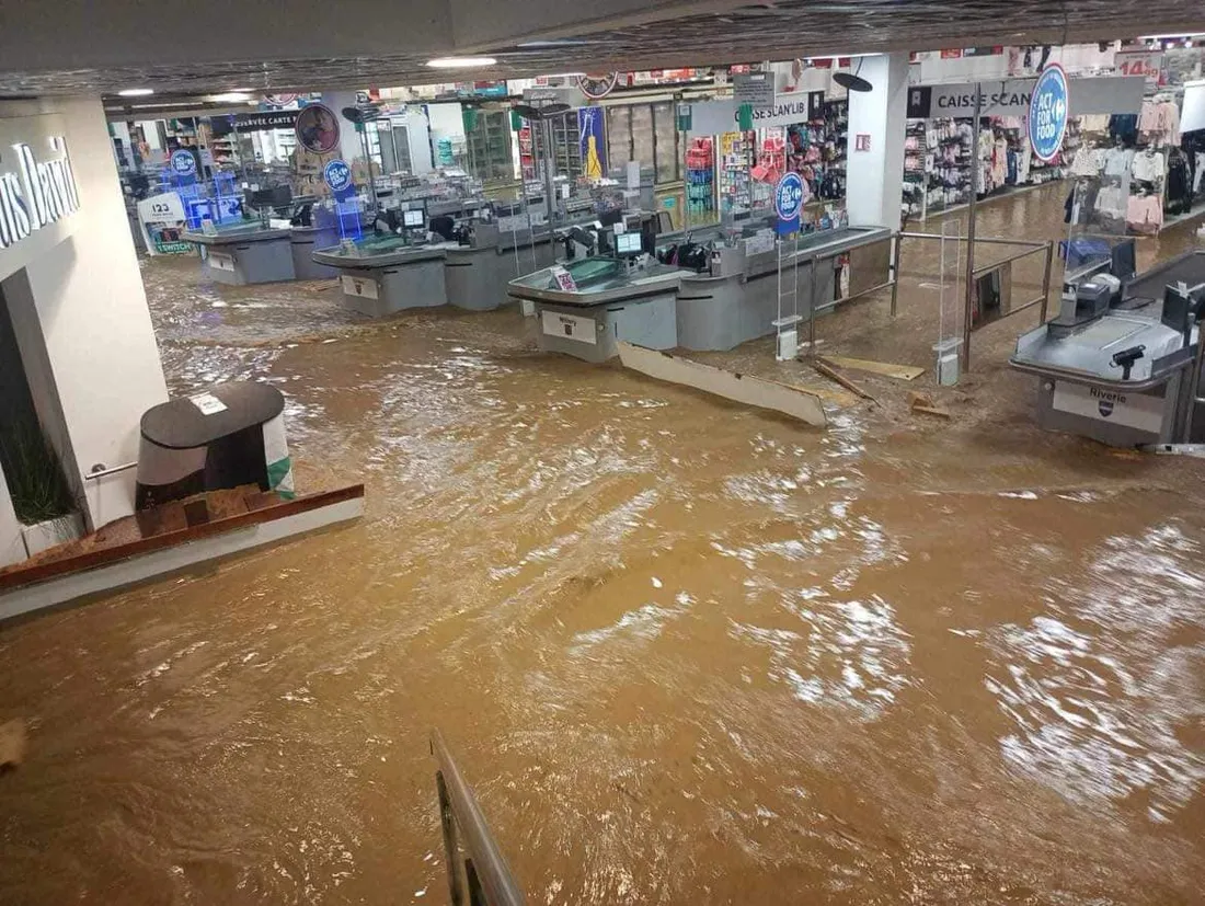 Le centre commercial de Givors est innondé.