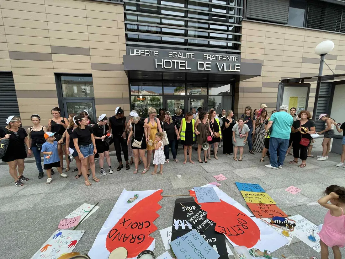 La mobilisation devant la mairie de Lorette.
