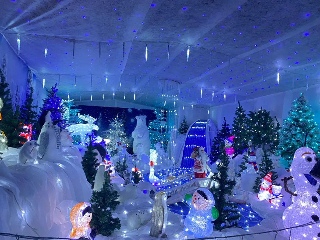 Cellieu maison de Noël décorée igloo