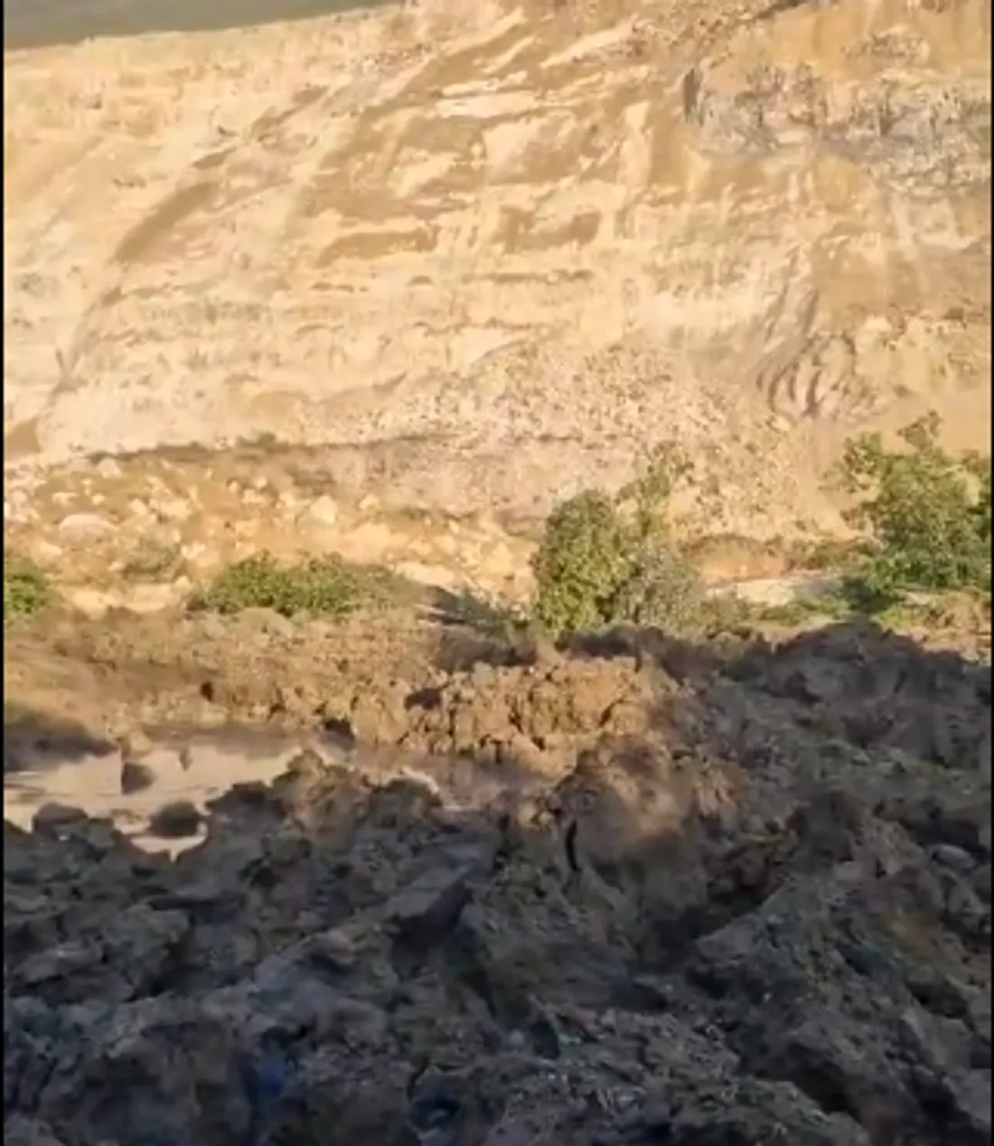 Le pan de montagne s'est effondré sur la route.