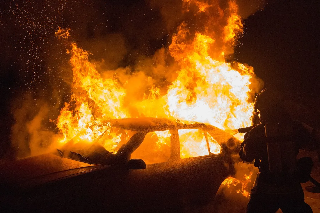 Une voiture en feu.