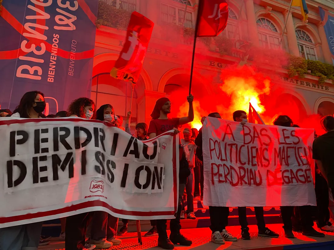 Un rassemblement a eu lieu devant l'Hôtel de Ville de Saint-Etienne contre Perdriau