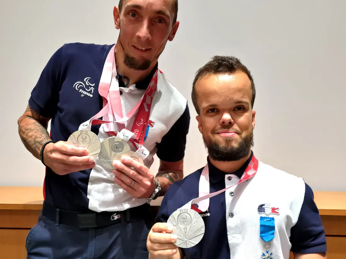 Axel Bourlon et Loïc Vergnaud avec leurs médailles à Tokyo
