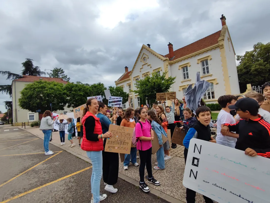 Manifestation devant l'école primaire du Centre au Coteau