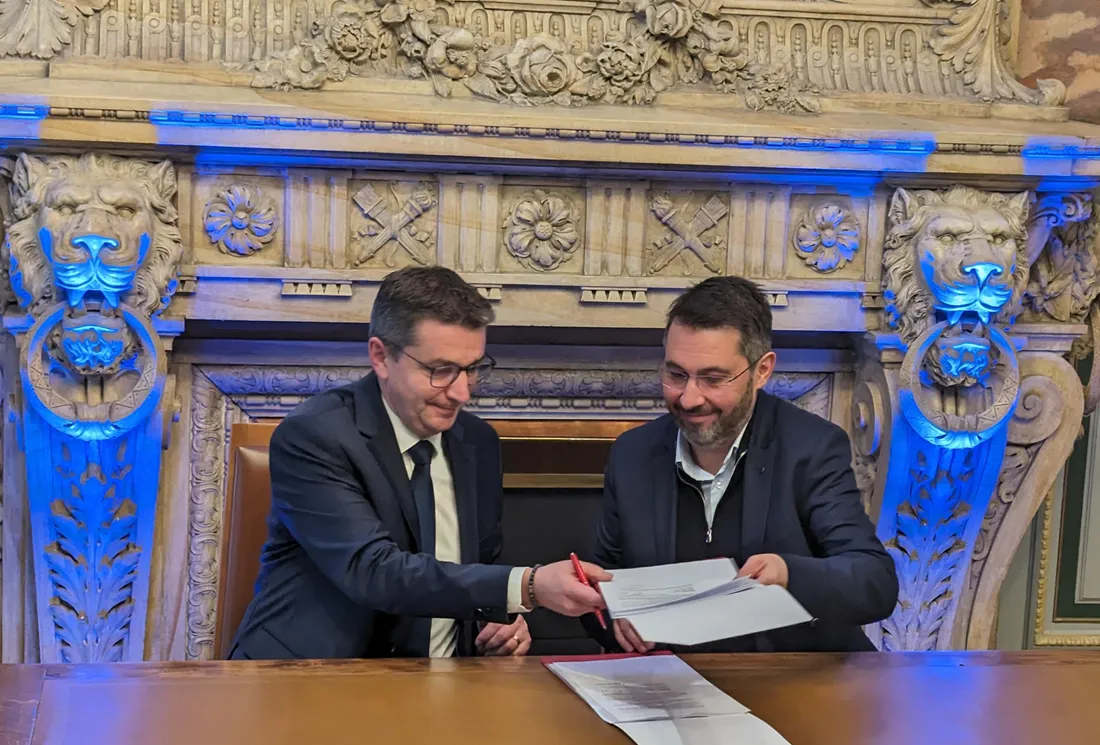 Gael Perdriau et Fabrice Prost signe la vente des halles Berthier