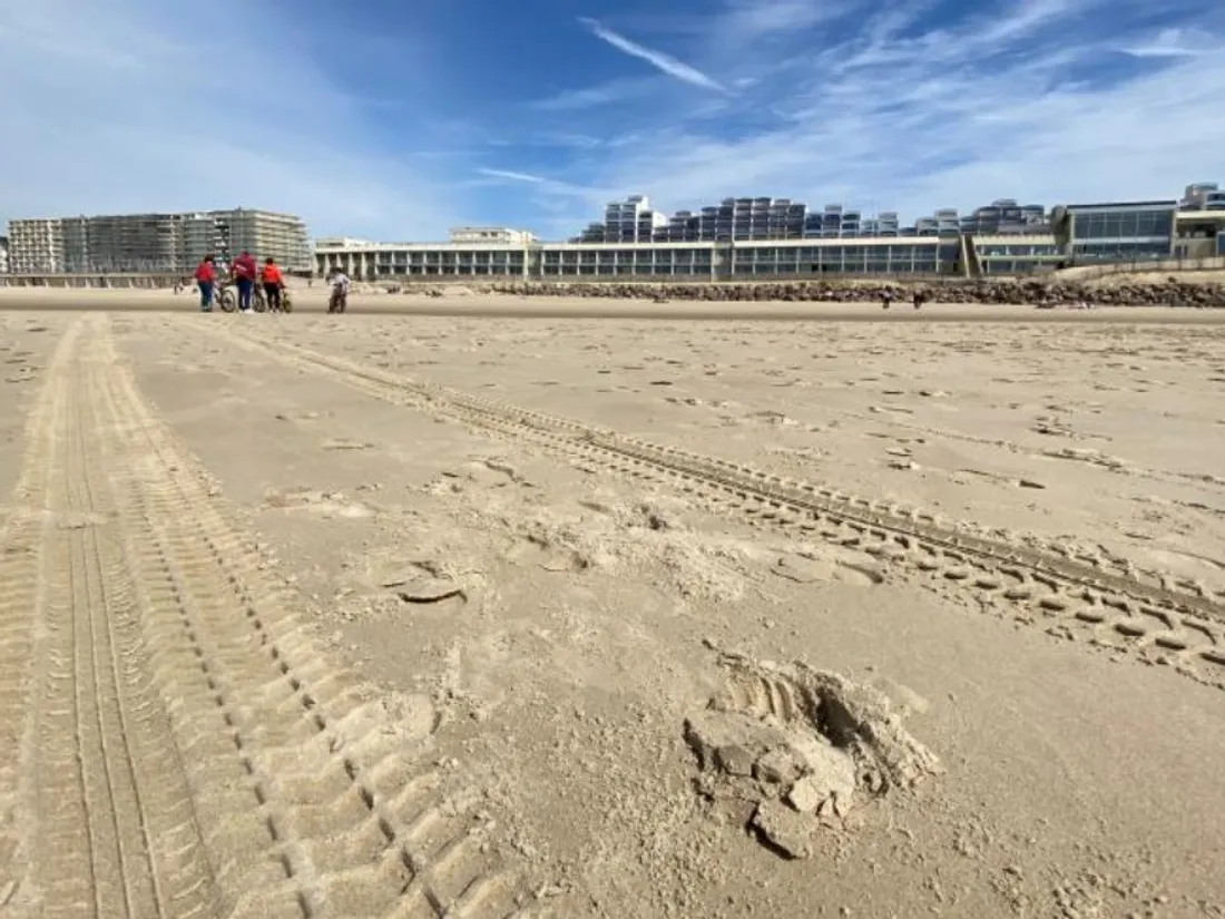 L'homme a fait un run sur la plage, au milieu des promeneurs