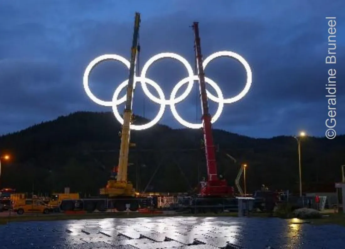 Les anneaux olympiques, illuminés, lors des tests réalisés en moselle 