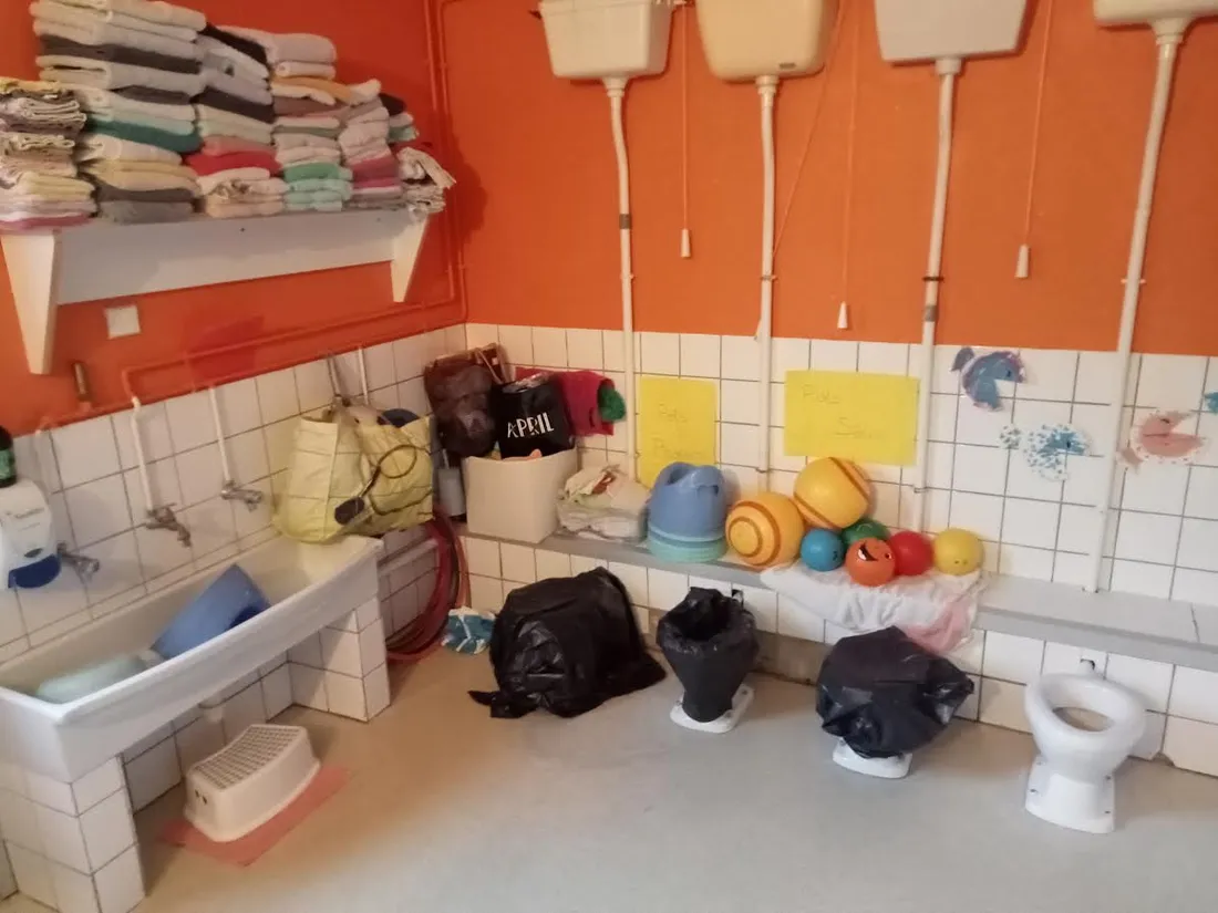 Chez les petits, des toilettes sont en panne depuis des mois