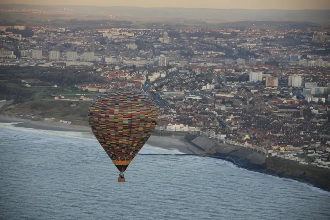 Plus de 100 ballons de montgolfière sont espérés dans le ciel. 