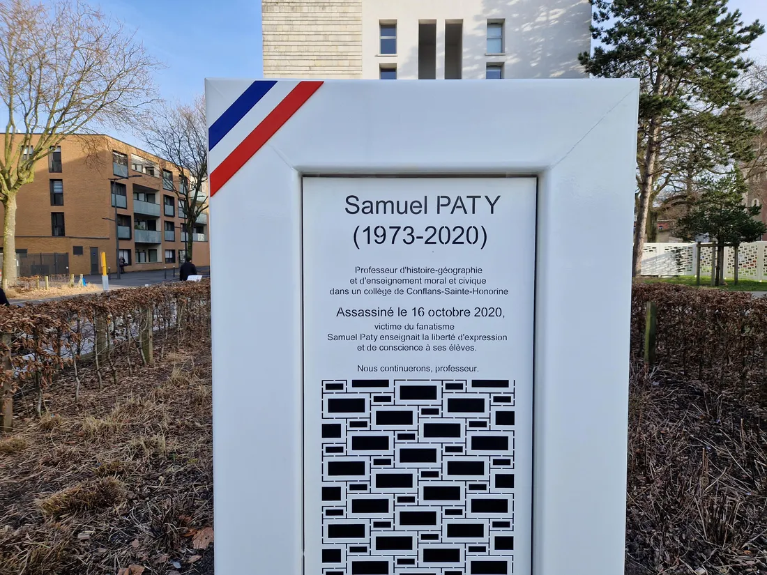 La stèle Samuel Paty, devant la bibliothèque de Dunkerque